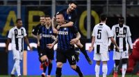 Gelandang Inter Milan, Radja Nainggolan usai mencetak gol ke gawang Juventus pada laga lanjutan Liga Italia di Stadion Guiseppe Meazza, Minggu (28/4/2019) dini hari WIB. (AFP)