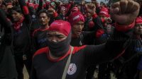 Ribuan buruh dari berbagai elemen buruh yang tergabung dalam Konfederasi Serikat Pekerja Indonesia (KSPI) menggelar aksi protes di depan kantor Balai Kota Provinsi DKI Jakarta. (Ist)