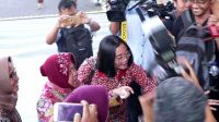 Wali Kota Surabaya Tri Rismaharini penuhi panggilan Kejati Jatim dalam kasus dugaan korupsi, Kamis (20/6/2019). [Suara.com/Achmad Ali]