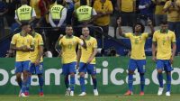 Winger Timnas Brasil, Willian (kedua dari kanan), merayakan gol ke gawang Peru dalam babak penyisihan Grup A Copa America 2019 di di Stadion Arena Corinthians, Sao Paulo, Minggu (23/6) dini hari WIB. [AFP/Miguel Schincariol]