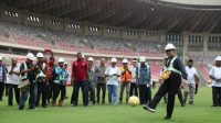 Menpora Imam Nahrawi meninjau Stadion Utama Papua Bangkit, Jumat (21/6/2019). (Dok. Kementerian Pemuda dan Olahraga).