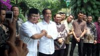 Presiden terpilih, Joko Widodo (kanan) berjabat tangan dengan Prabowo Subianto, di Jakarta, Jumat (17/10) [suara.com/Bowo Raharjo].