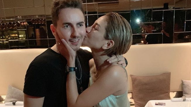 Nikita Mirzani cium mesra Jorge Lorenzo di Bali. [Instagram]