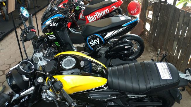 Deretan sepeda motor, termasuk produk Maxi, di ajang modifikasi PT Yamaha Indonesia Motor Manufacturing (YIMM). [Suara.com / Manuel Jeghesta]