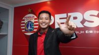 Evan Dimas Darmono meneken kontrak di kantor Persija, Sabtu (11/1/2020). [dok. Persija]