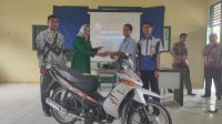 Penyerahan Sepeda Motor untuk praktek siswa oleh Yamaha DDS Jambi kepada Kepala SMKN 5 Tebo. Foto: Rian/Jambiseru.com