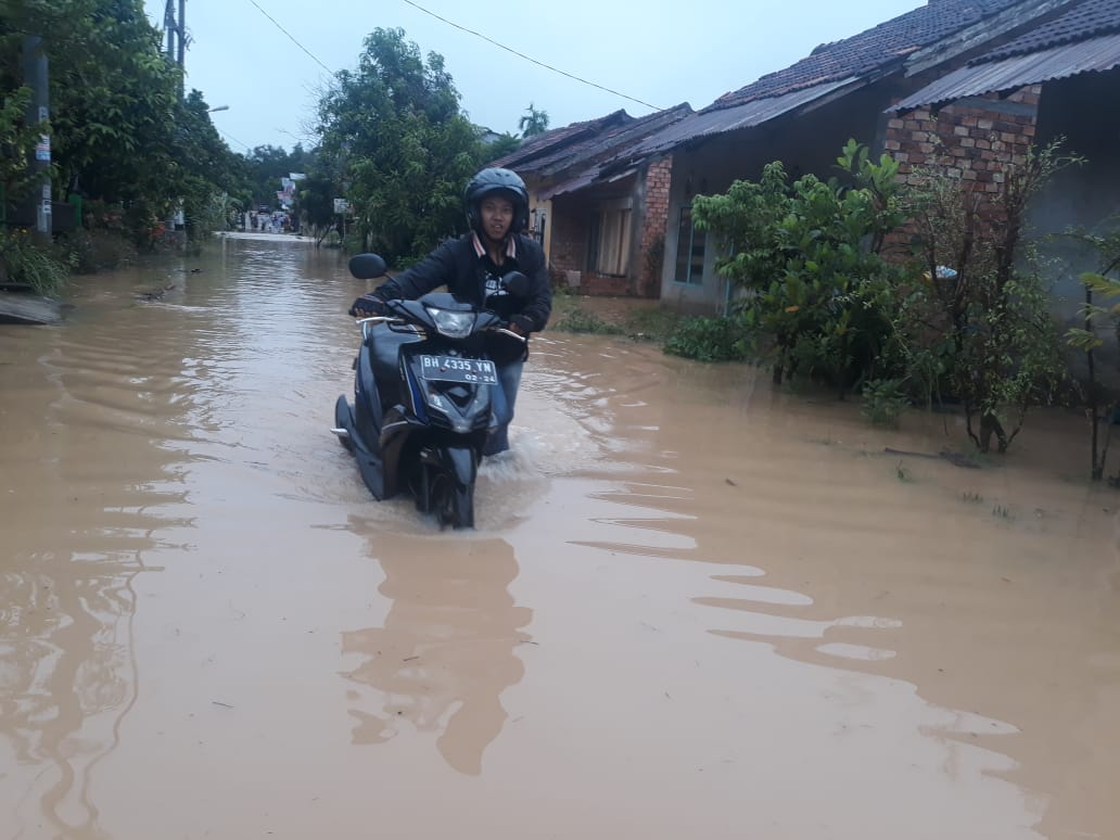 Banjir di kawasan perumahan Kembar Lestari Kota Jambi