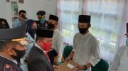 Bupati Merangin, H Al Haris saat menyerahkan tanda remisi. Foto: Edo/Jambiseru.com
