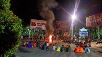 Aksi mahasiswa bakar ban di Simpang BI Telanaipura. Foto: Jambiseru.com