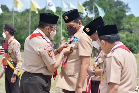 Utusan Malaysia memberi penghargaan pramuka kepada Bupati Batanghari Fadhil Arief