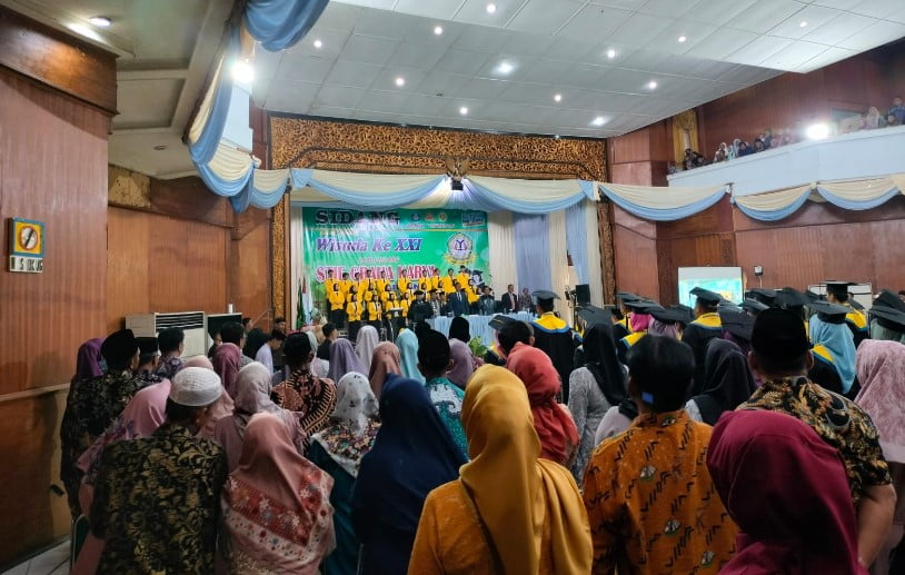 Bupati Batanghari, M. Fadhil Arief mejadi tamu undangan di acara Sidang Senat Terbuka dalam rangka Wisuda ke XXI STIE Graha Karya Muara Bulian.