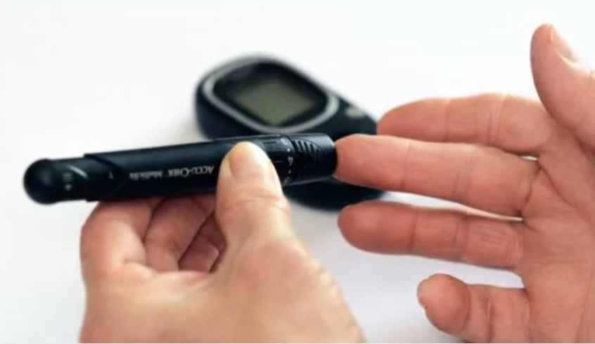 Ilustrasi penderita diabetes memeriksa gula darah.