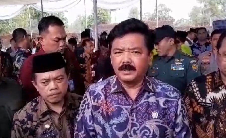 Menteri ATR/BPN RI, Marsekal TNI (Purn) Hadi Tjahjanto didampangi Gubernur Al Haris saat kunjungan di Jambi.