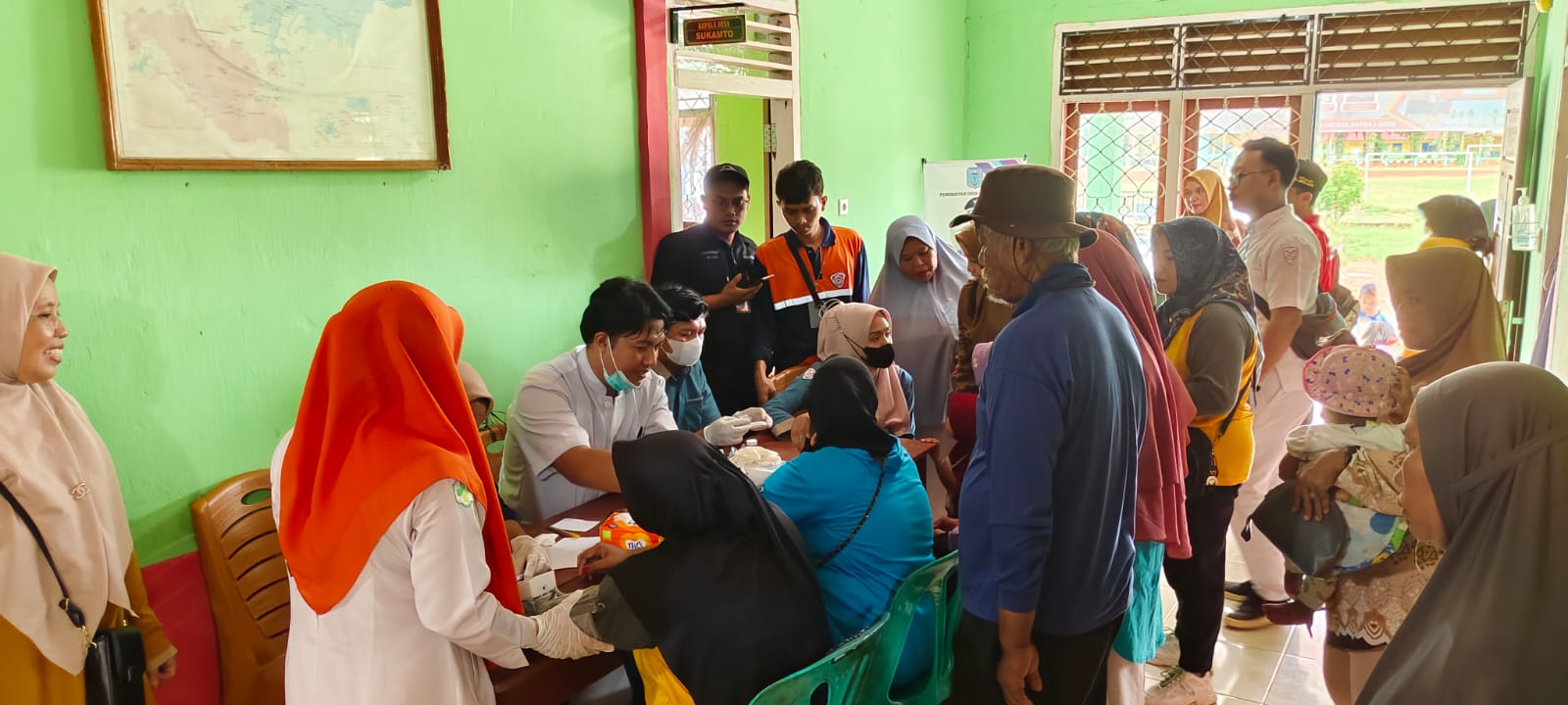 Antusias warga saat daftar pemeriksaan kesehatan dan pengobatan gratis yang selenggarakan RS Raudhah di Desa Lantak Seribu. Sabtu (25/5/2024). 