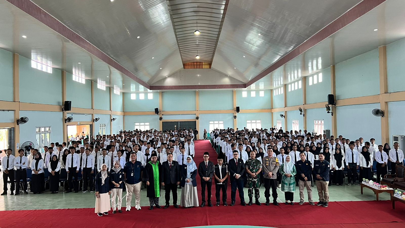 Momen foto KPU Merangin bersama 645 anggota PPS se-kabupaten Merangin di aula Universitas Merangin. Minggu (26/5/2024).