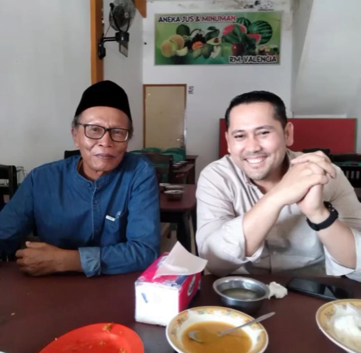 Bakal calon bupati (Bacabup) Merangin M Syukur (Kanan) saat makan siang bersama H Sukar (Kiri) di Rumah Makan Valencia Bangko. Selasa (21/5/2024).