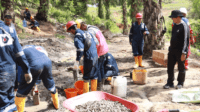 Tim gabungan Polda Jambi melakukan penutupan ratusan minyak ilegal di Desa Bungku