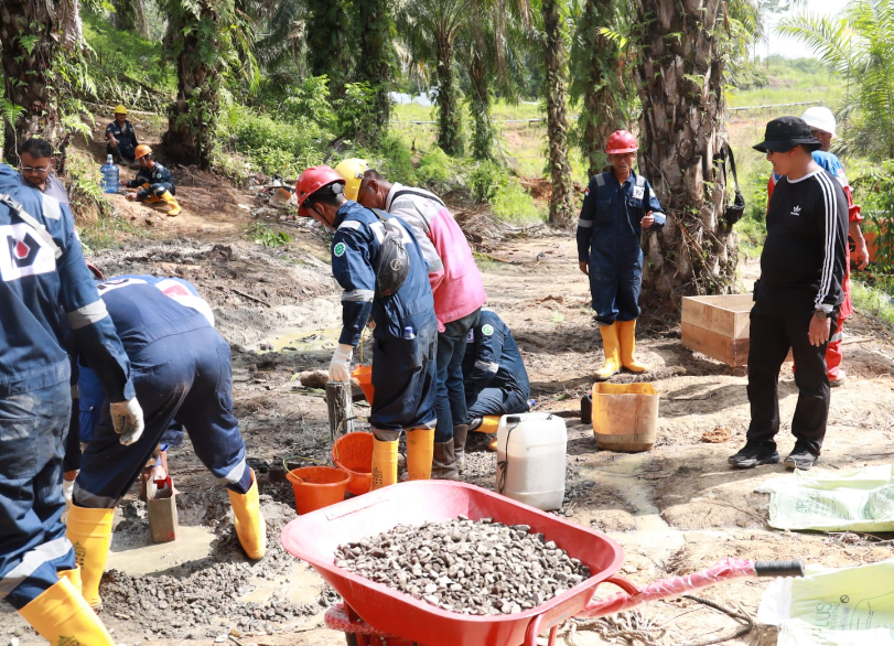 Tim gabungan Polda Jambi melakukan penutupan ratusan minyak ilegal di Desa Bungku