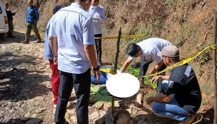 mayat perempuan ditemukan di jalan pasir sireum, desa sukamanah, kecamatan gegerbitung, kabupaten sukabumi