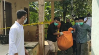 polisi saat mengevakuasi mayat guru ngaji di toilet masjid al ikhlas, kampung tonjong cihaur, desa kanoman, kecamatan cibeber, kabupaten cianjur, jawa barat