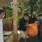 polisi saat mengevakuasi mayat guru ngaji di toilet masjid al ikhlas, kampung tonjong cihaur, desa kanoman, kecamatan cibeber, kabupaten cianjur, jawa barat