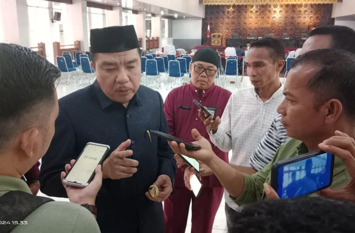 Pj Bupati Merangin H Mukti saat diwawancarai sejumlah awak media di ruangan Sidang Paripurna DPRD Merangin. Senin (01/7/2024).